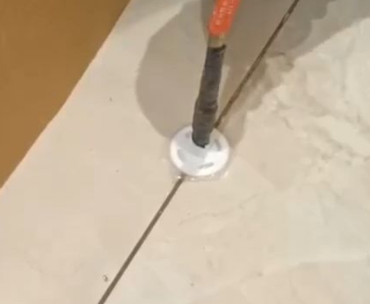 珙县瓷砖空鼓维修公司专业解答瓷砖在铺贴过程中，如果没有涂抹均匀到位的粘结材料（如水泥砂浆或瓷砖胶），可能会导致以下问题